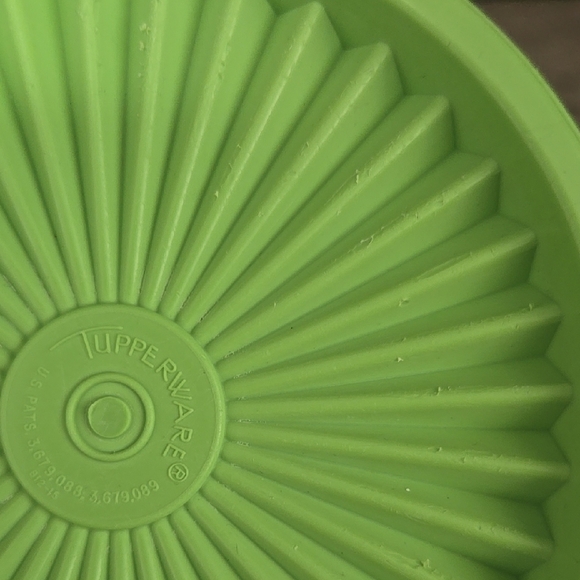 Vintage Green Tupperware Servalier Container with Lid 811 and 812 - Picture 10 of 10